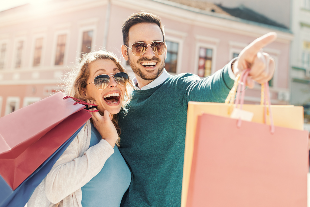 Couple faisant du shopping ensemble sans disputes, profitant de leur expérience en magasin