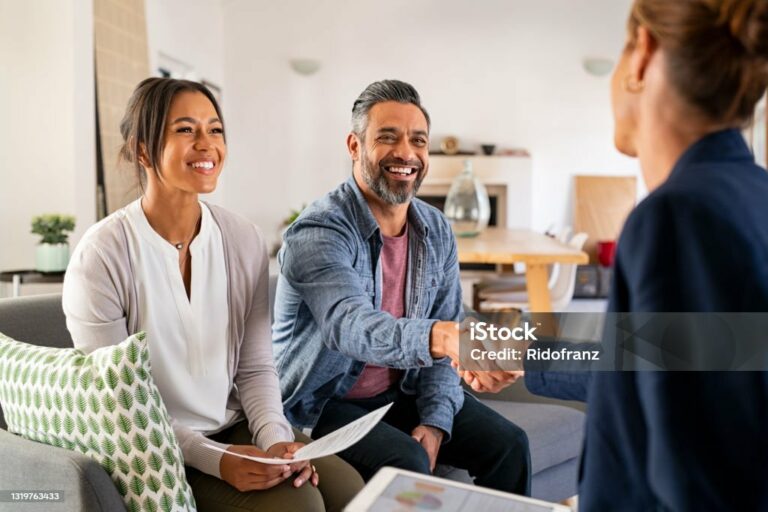 Couple élégant mis en relation par une agence matrimoniale haut de gamme - Elite Connexion